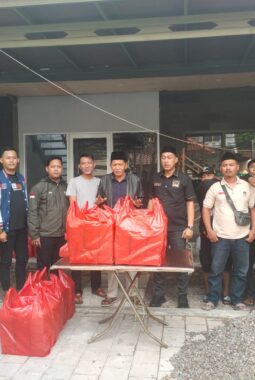 Berbagi 1.000 Takjil, Rumah Guyub Kelapa Dua Perkuat Solidaritas Sosial di Bulan Ramadan